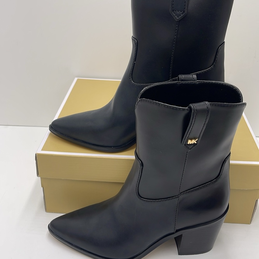 MICHAEL KORS WAVERLY HEELED BOOTIE FAUX LEATHER
49F4WVME5L
198102183704
BLACK - Picture 2 of 16